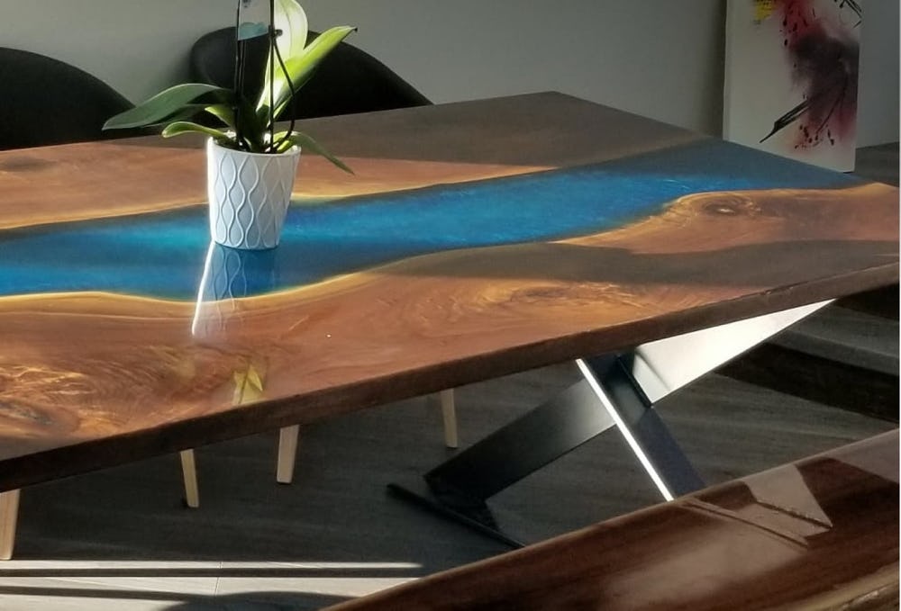 میز ساخته شده از رزین